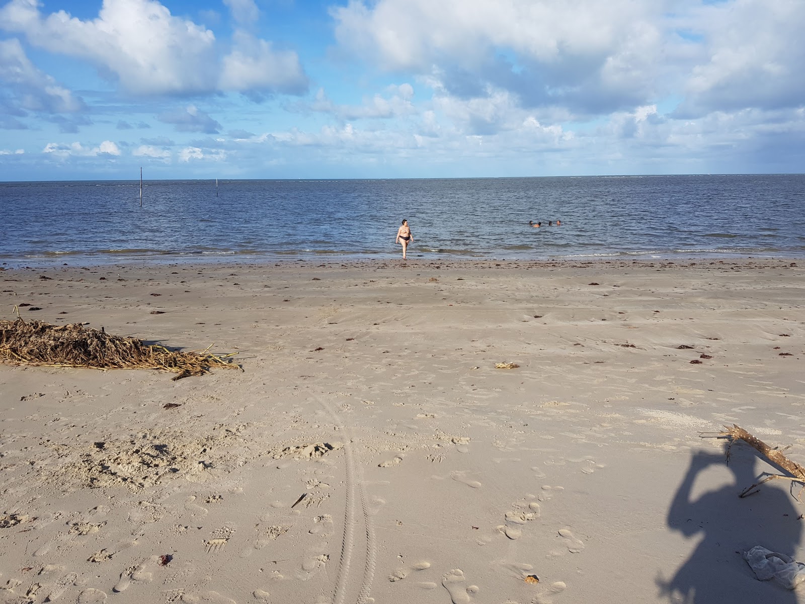 阿卡乌海滩的照片 带有碧绿色纯水表面