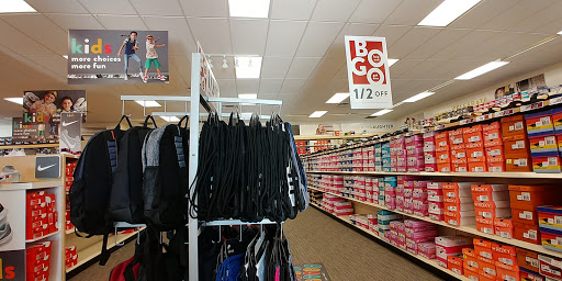 Shoe Store «Famous Footwear», reviews and photos, 4040 E 53rd St, Davenport, IA 52807, USA