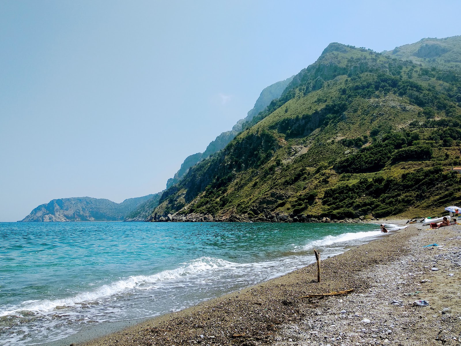 Foto av Metochiou beach med harmaa hiekka ja kivi yta