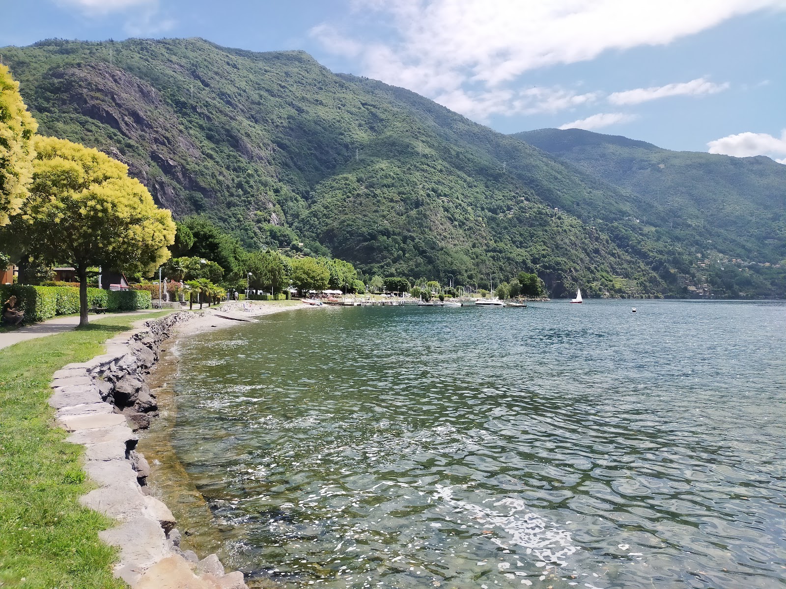 Foto von Dervio Beach mit gras Oberfläche