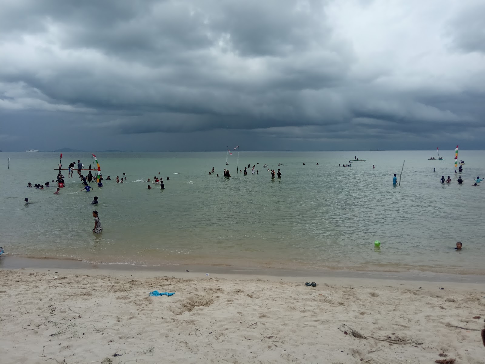 Teluk Mata Ikan Beach'in fotoğrafı kısmen temiz temizlik seviyesi ile