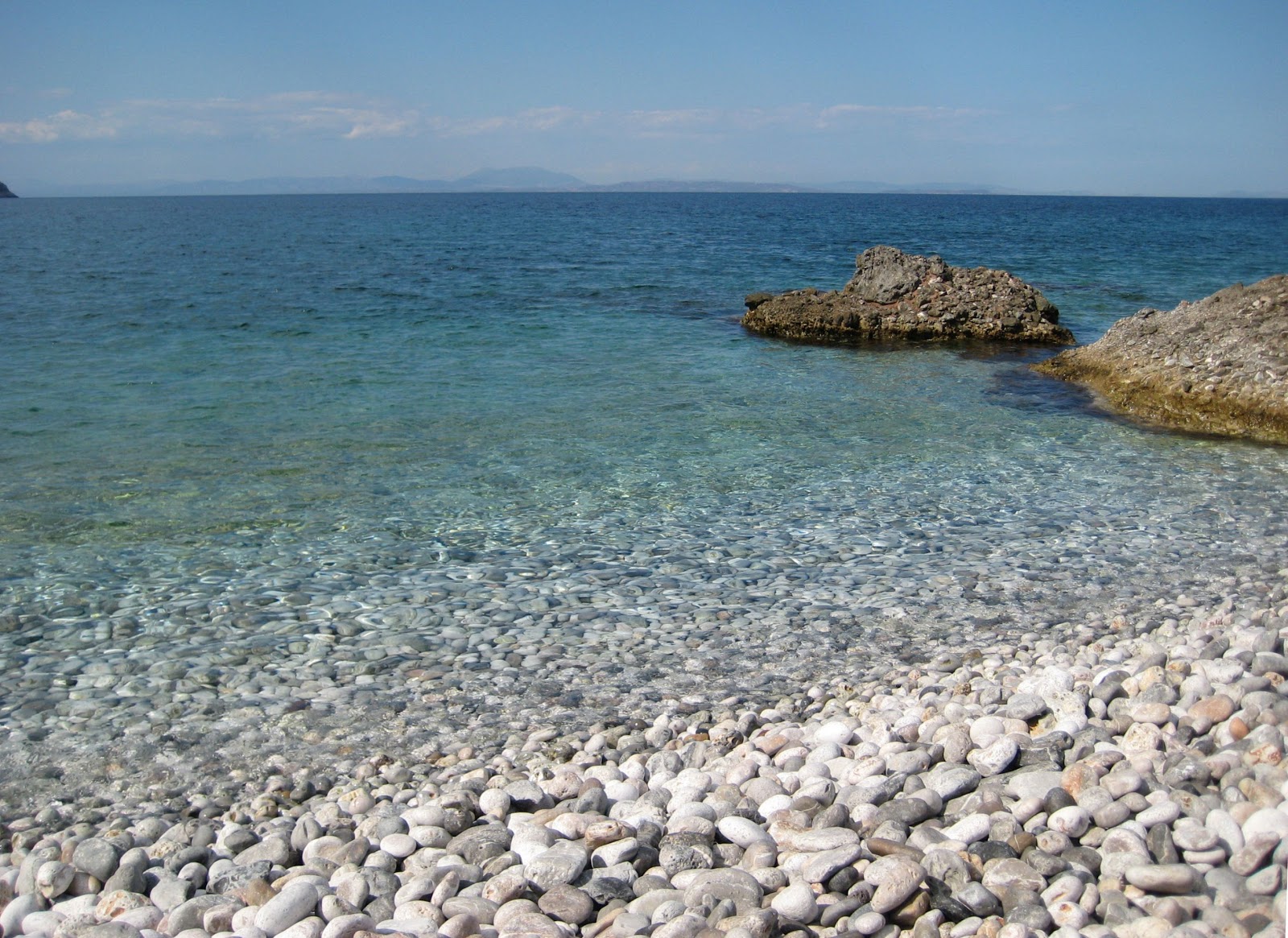 Valokuva Kapsala beachista. pinnalla harmaa kivi:n kanssa