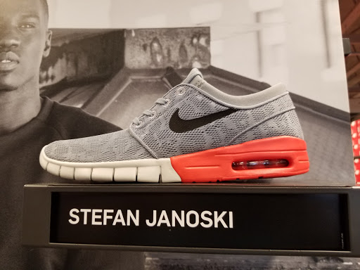 Sporting Goods Store «Nike Factory Store», reviews and photos, 1500 SE East Devils Lake Rd #105, Lincoln City, OR 97367, USA