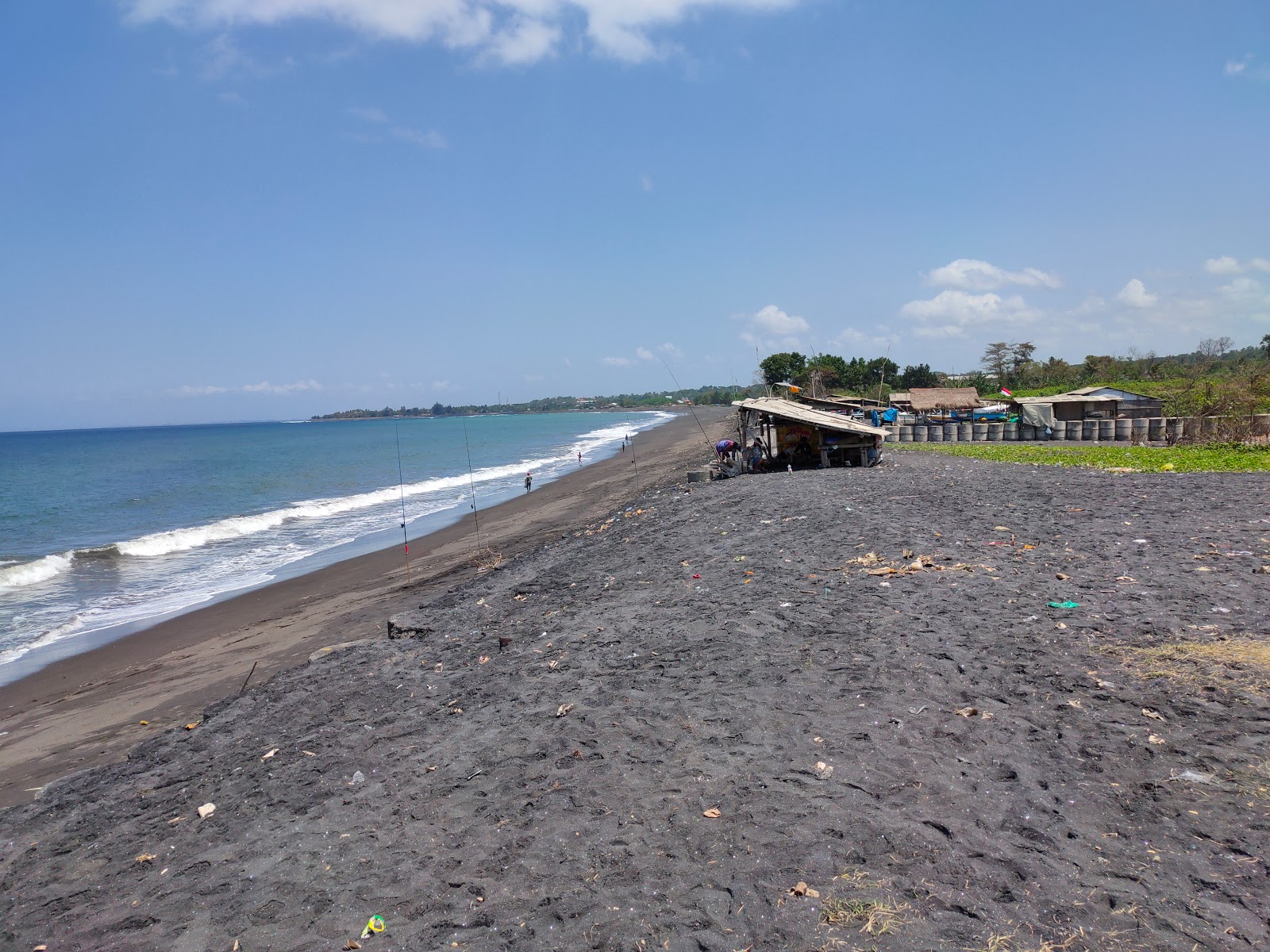 Foto van Cucukan Beach met grijs zand oppervlakte