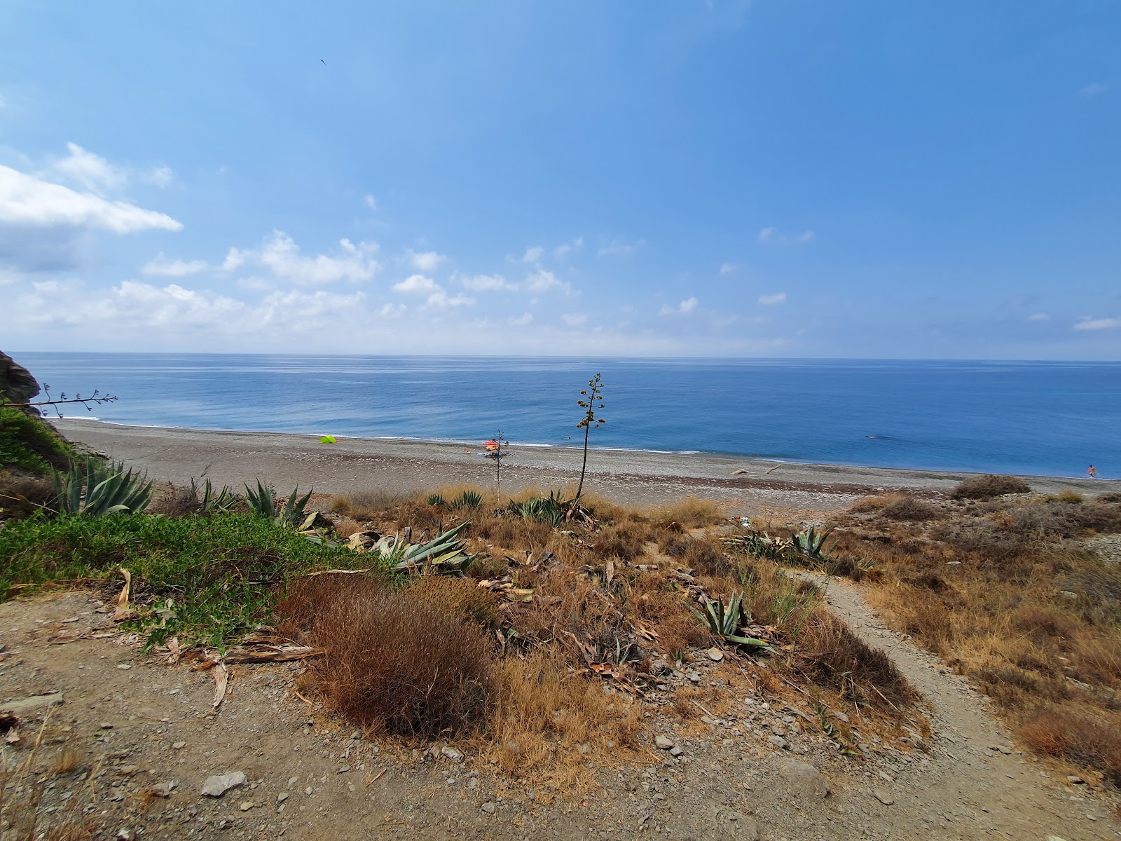 Photo de Playa El Ruso protégé par des falaises
