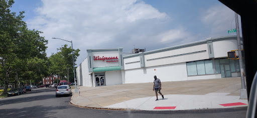 Shopping Mall «Glen Oaks Shopping Center», reviews and photos, 255th St, Glen Oaks, NY 11004, USA