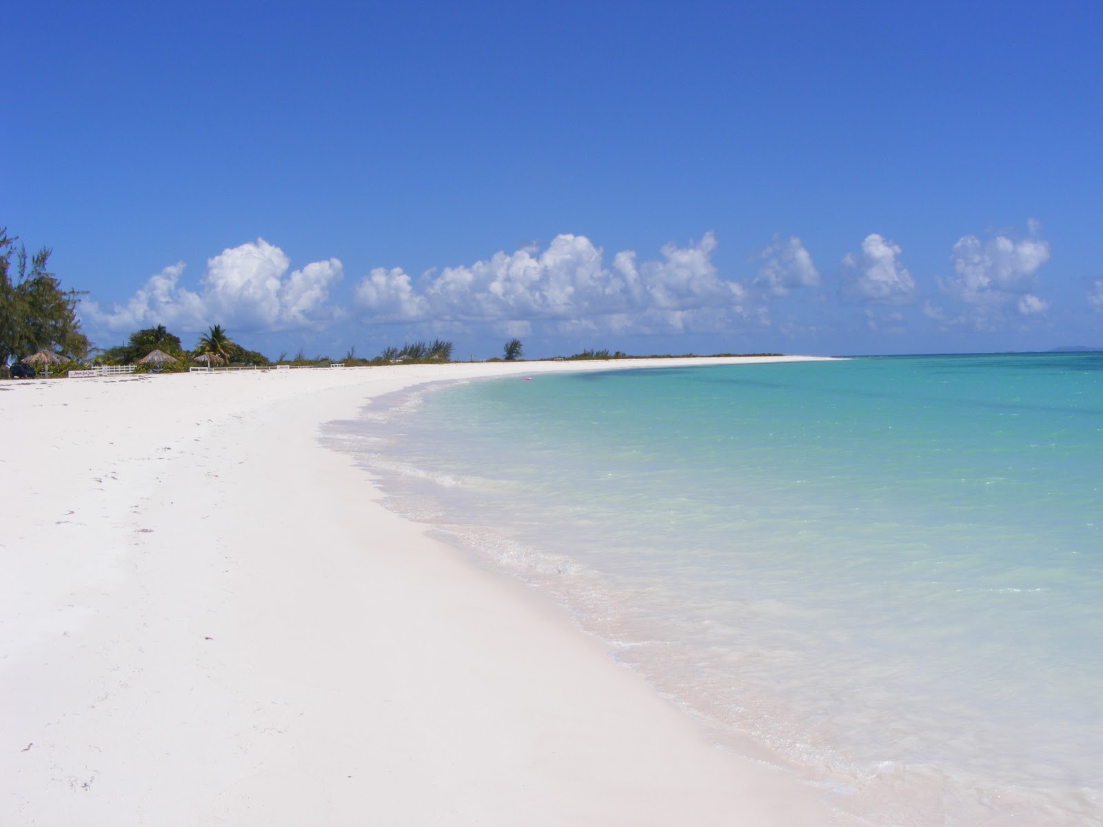 Φωτογραφία του Pomato Point beach με φωτεινή λεπτή άμμο επιφάνεια