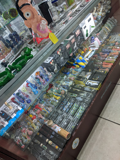 Vaporizer Store «Happy Rock Smoke Shop», reviews and photos, 334 NE 72nd St, Kansas City, MO 64118, USA