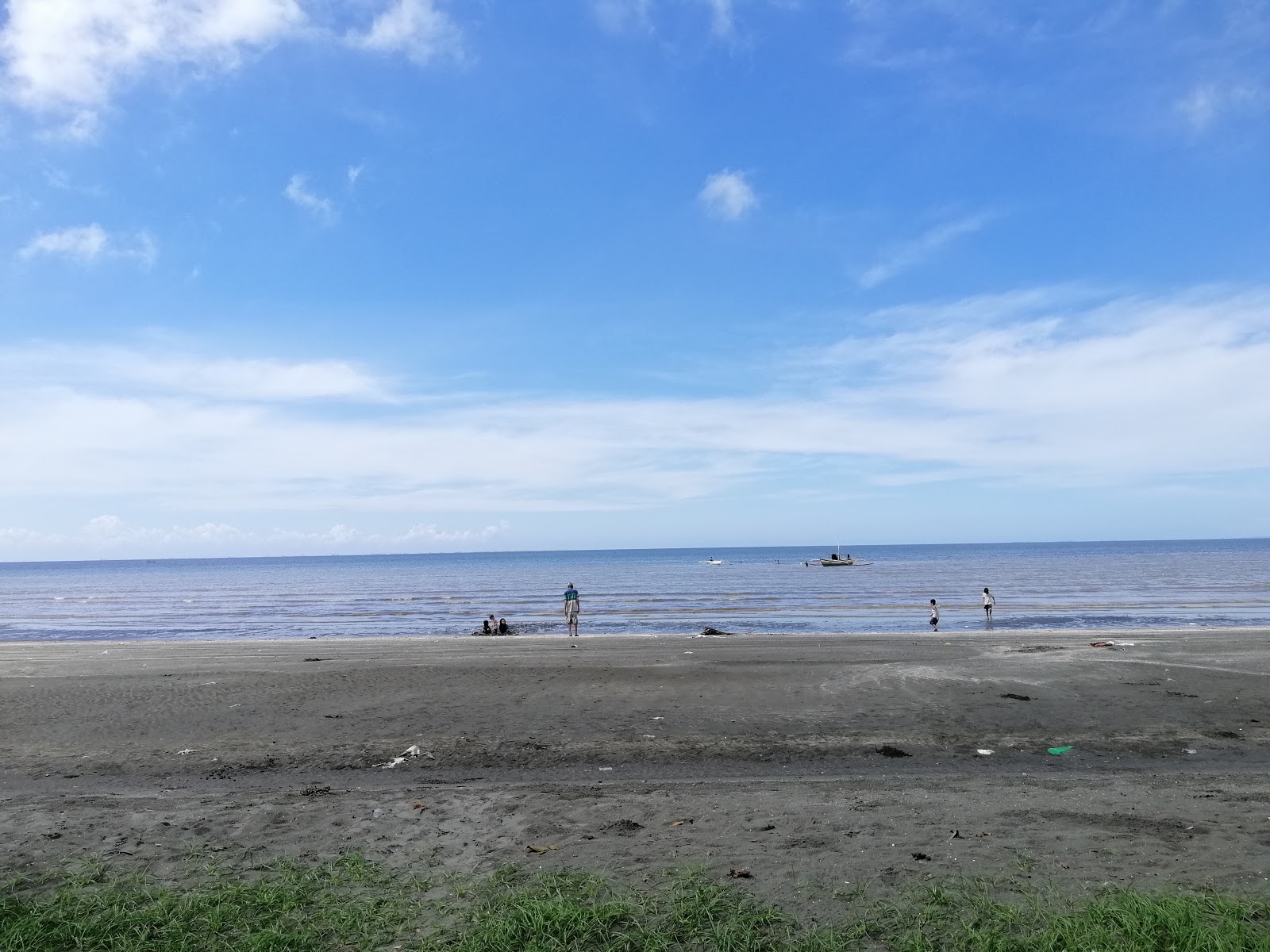 Foto di San Enrique Bay Beach con una superficie del sabbia grigia