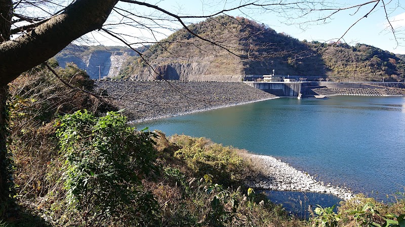 末武川ダム完工の碑