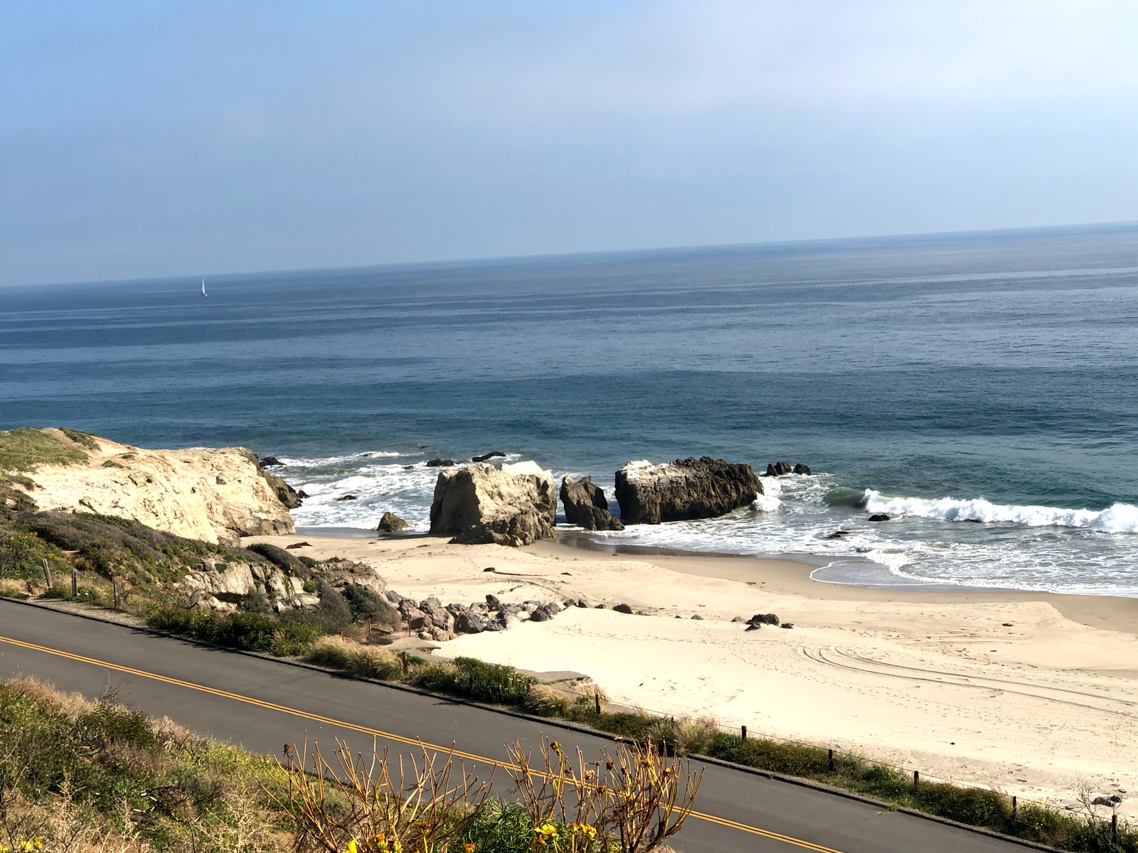 Foto av County Line Beach med en rymlig kustlinje