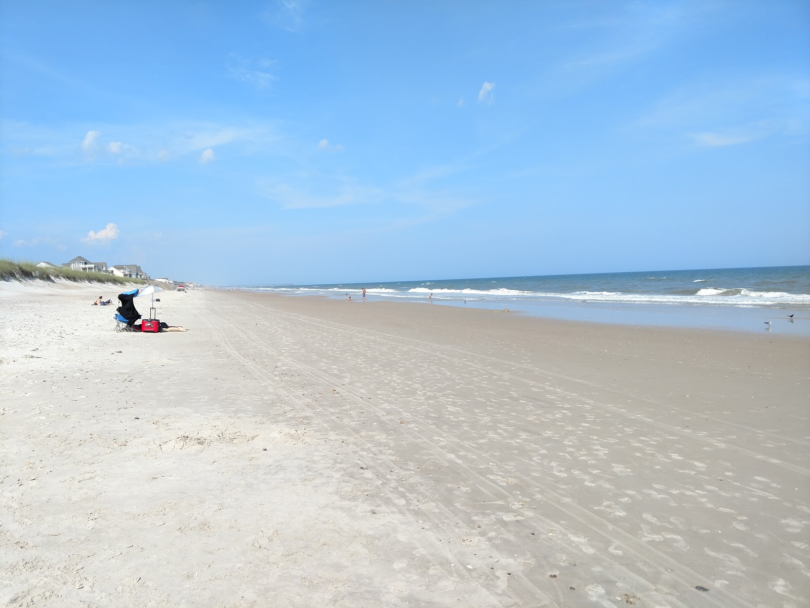 Fotografija North Topsail beach z svetel pesek površino