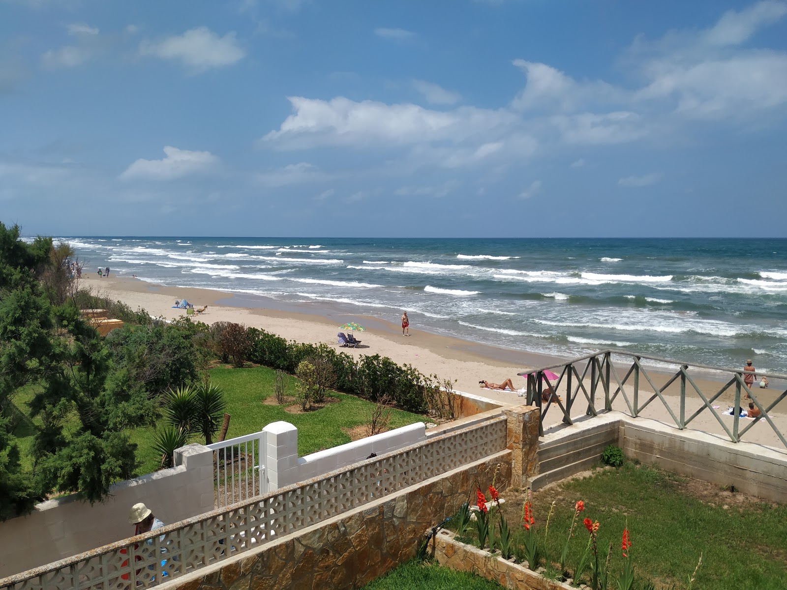 Platja de les Deveses'in fotoğrafı - rahatlamayı sevenler arasında popüler bir yer