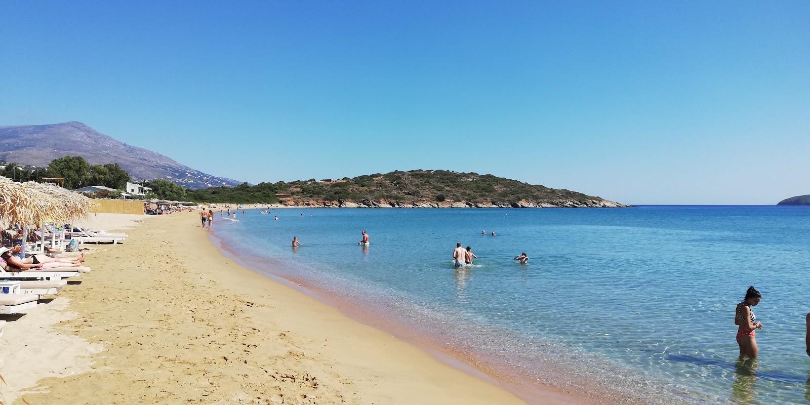 Fotografija Agios Petros beach z turkizna čista voda površino