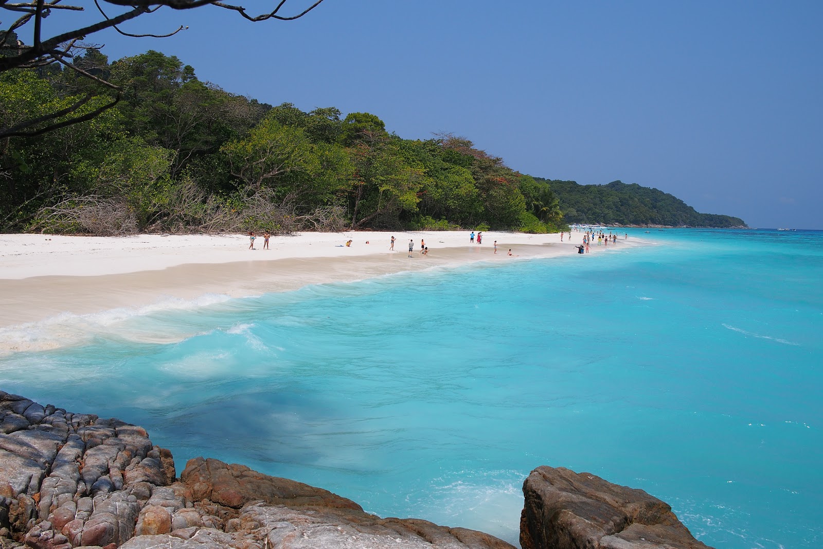 Foto di Spiaggia dell'Isola di Tachai con una superficie del sabbia pura bianca
