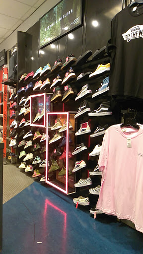 Shoe Store «Foot Locker», reviews and photos, 20505 S Dixie Hwy, Cutler Bay, FL 33189, USA