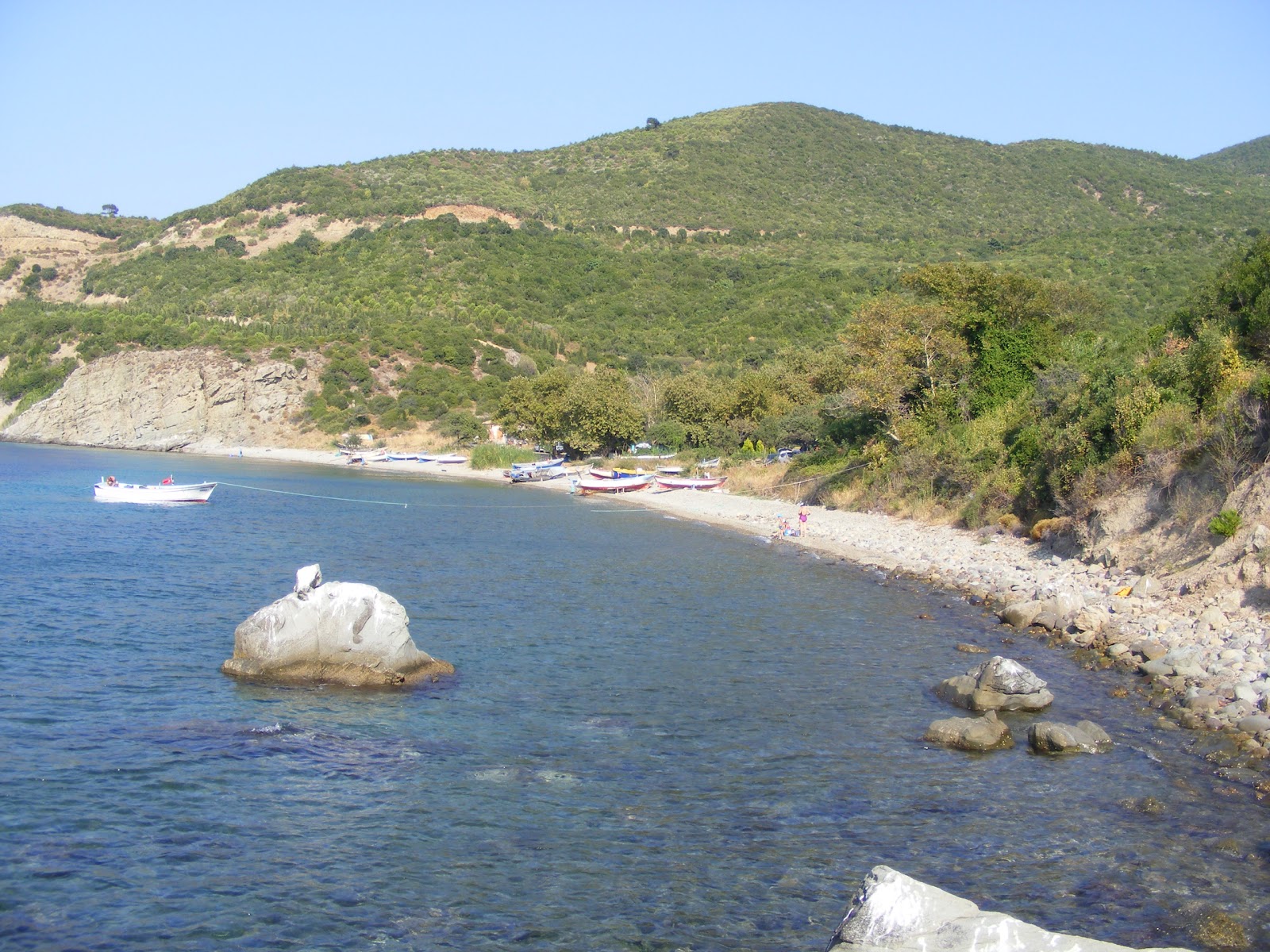 Foto von Degirmenduzu beach von Klippen umgeben