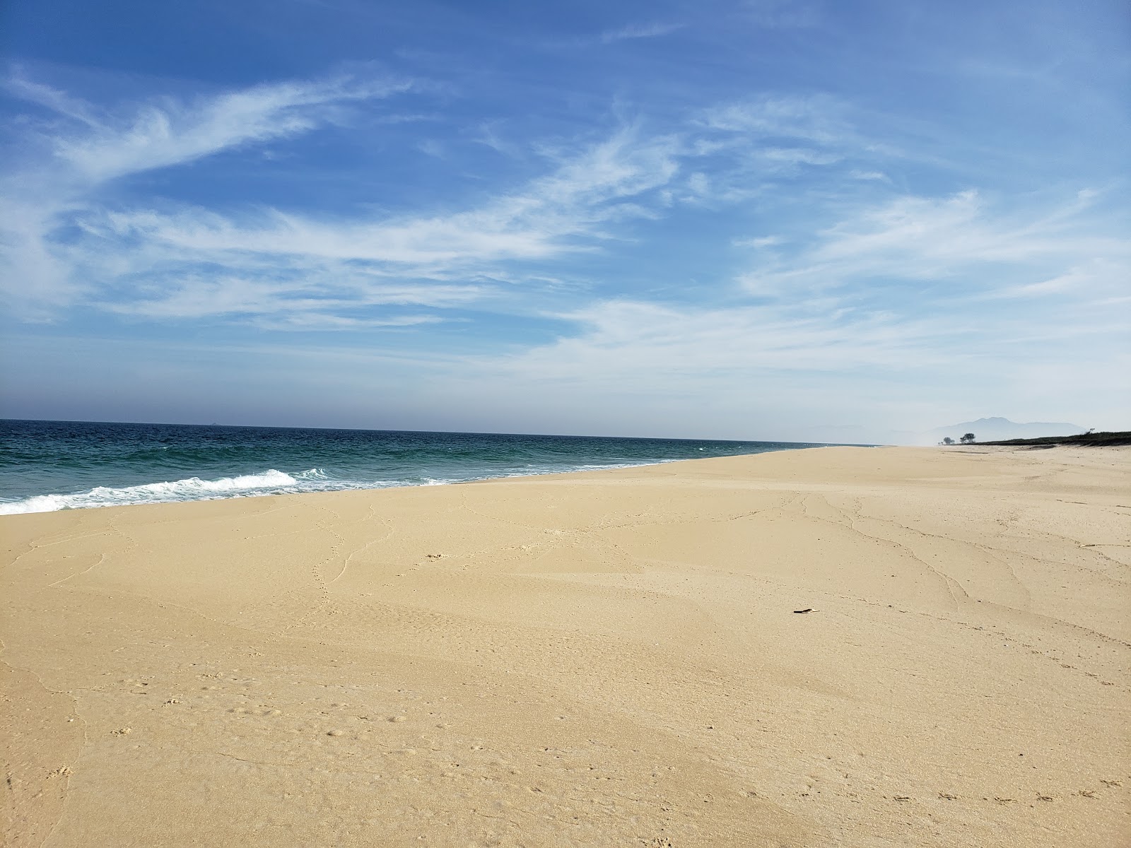 马兰拜亚海滩的照片 带有碧绿色水表面