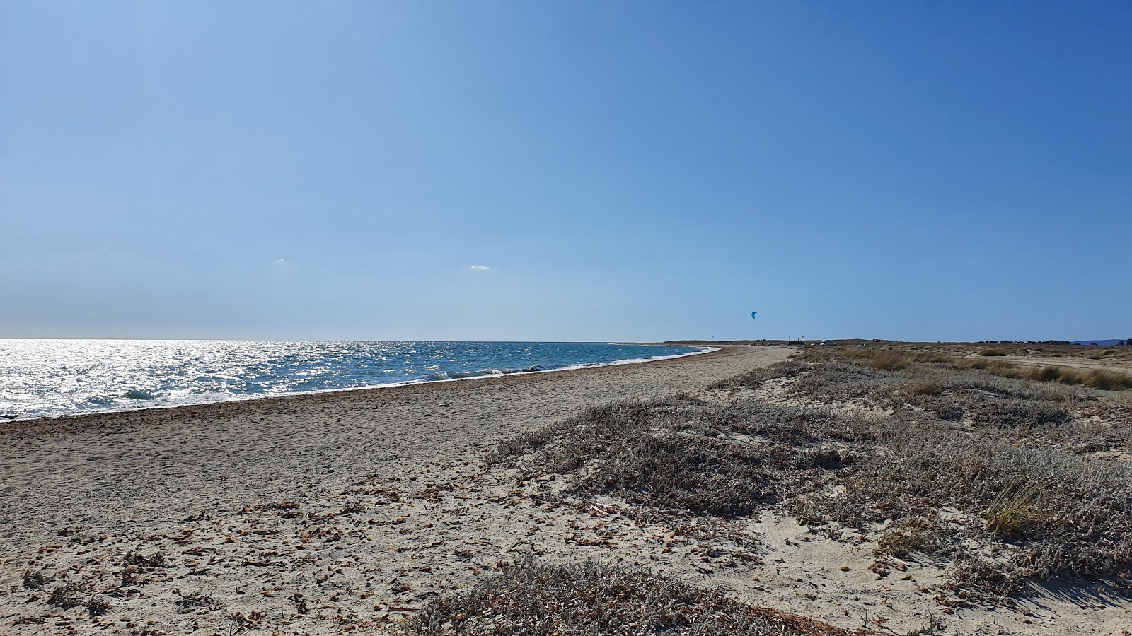 Foto de Aliki beach com areia brilhante superfície