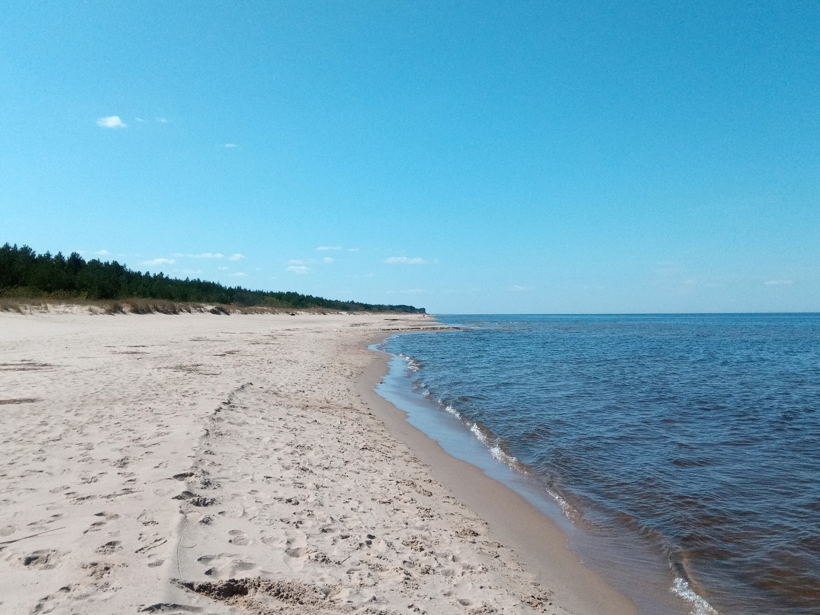 Fotografija Lilaste beach z svetel pesek površino