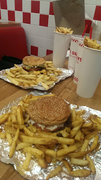 Cheeseburger du Restaurant de hamburgers Five Guys à Paris - n°13