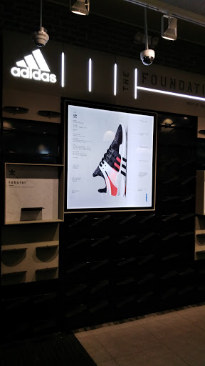 Shoe Store «Foot Locker», reviews and photos, 603 W 47th St, Kansas City, MO 64112, USA