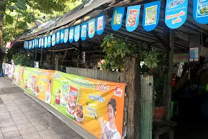 Rice and thai curry buffet Jae Urai, Bueng Makkasan image