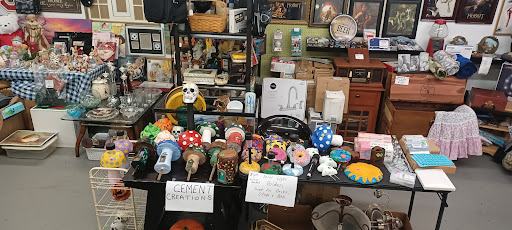 Flea Market «Streetsboro Flea Market - Furniture, Antiques, Collectibles», reviews and photos, 1513 Streetsboro Rd, Streetsboro, OH 44241, USA