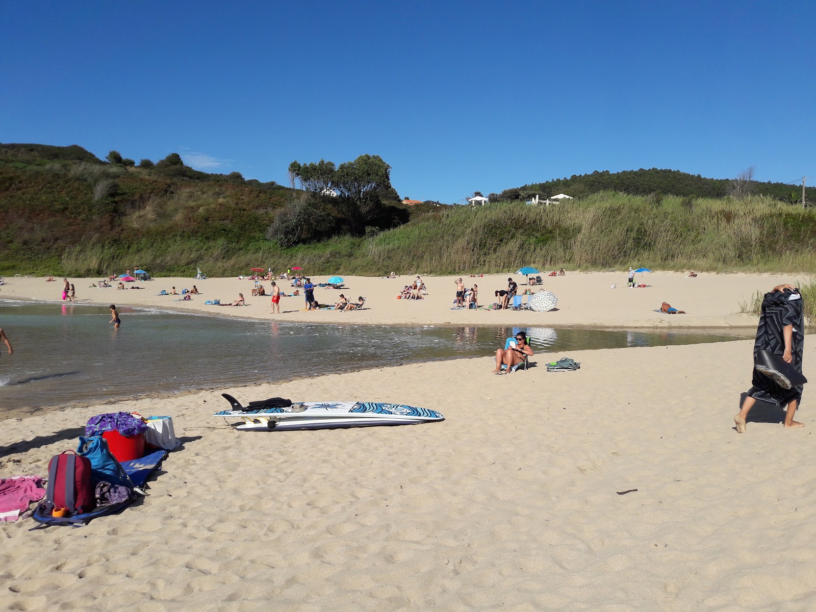 Playa de Esteiro的照片 带有碧绿色水表面