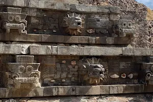 Templo de Quetzalcóatl image
