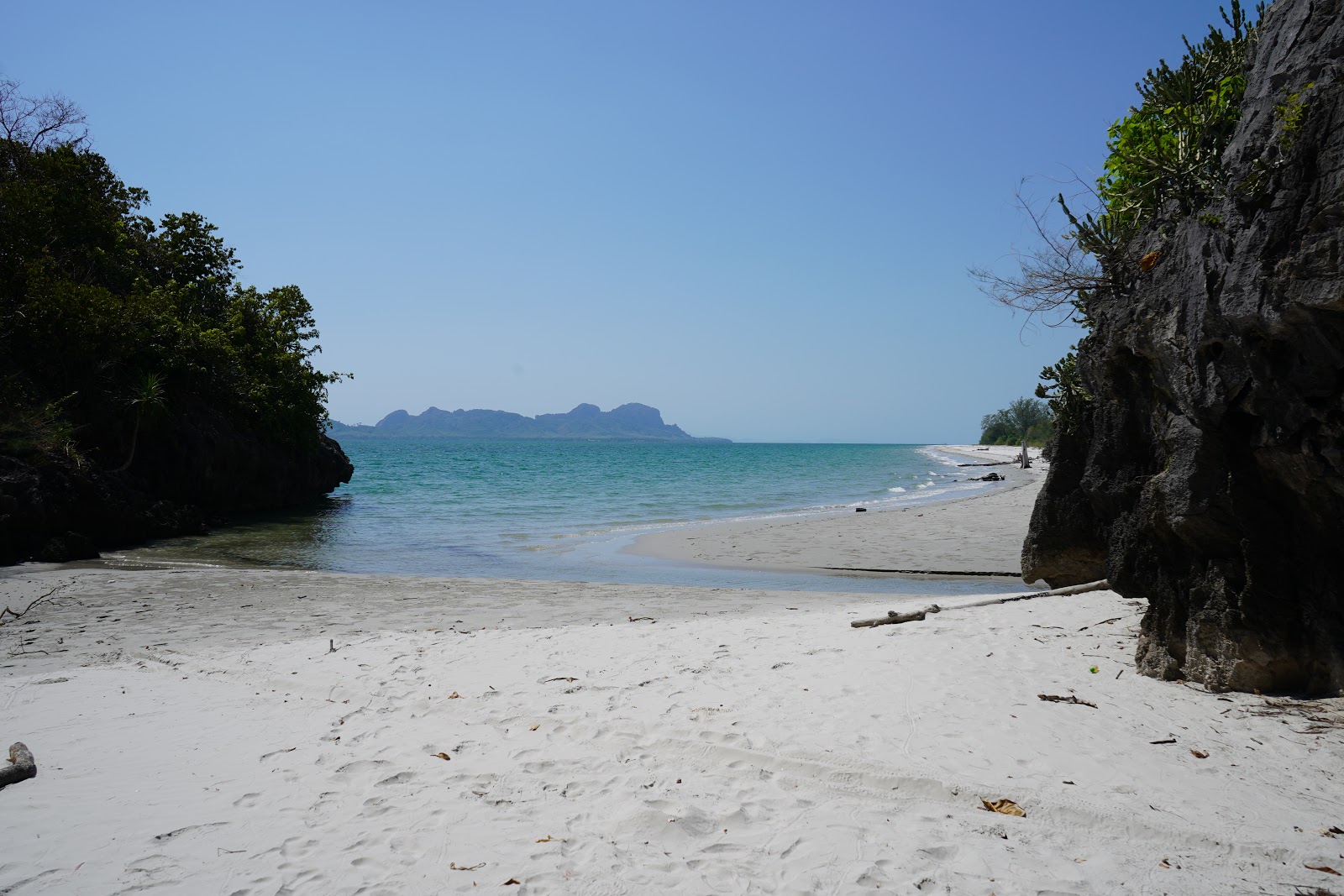 Foto de Sun Beach com água cristalina superfície