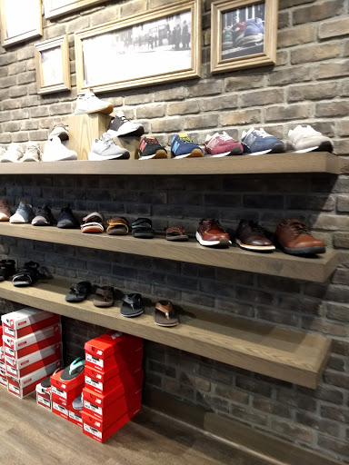 Shoe Store «New Balance Kansas City», reviews and photos, 6607 W 119th St, Leawood, KS 66209, USA
