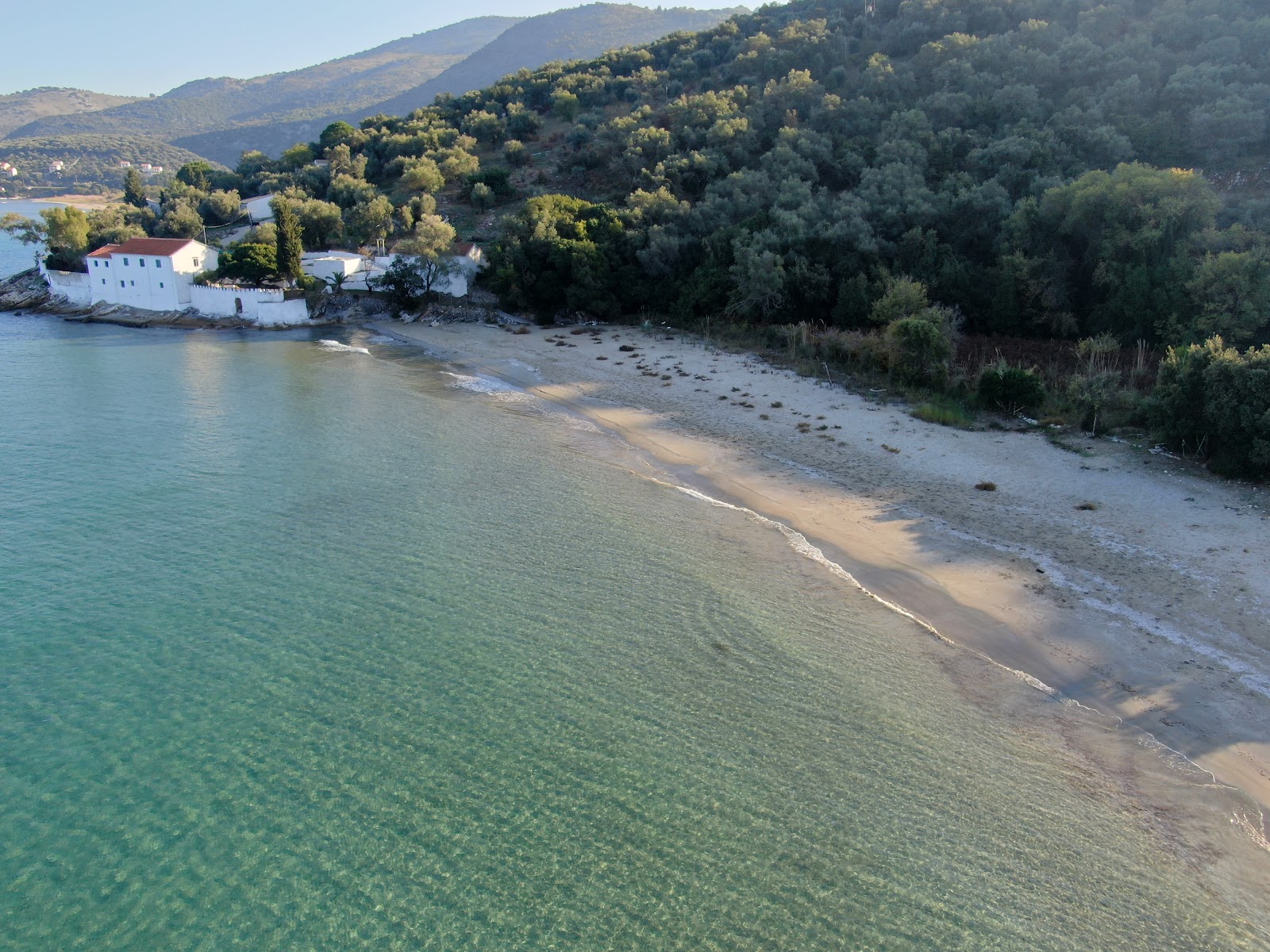 Foto di Thinali beach con una superficie del sabbia fine e luminosa