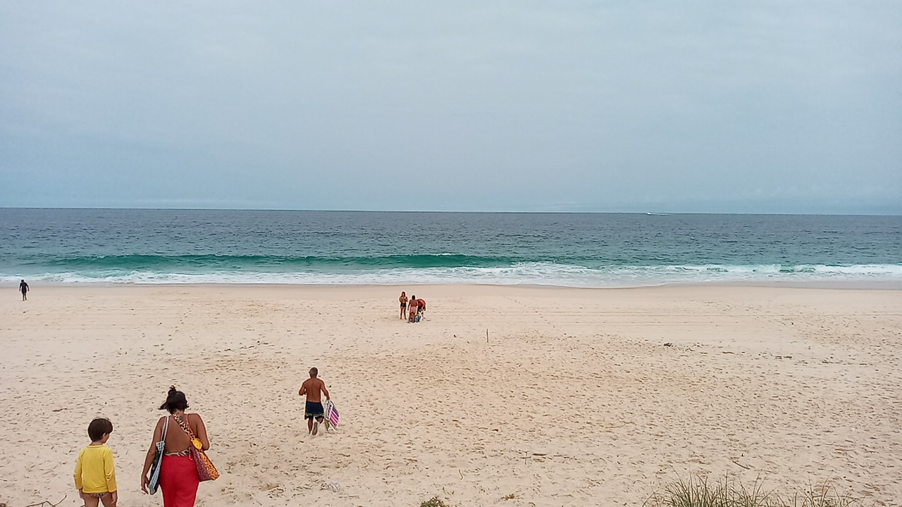 Foto von Praia de Guaratiba mit feiner beiger sand Oberfläche
