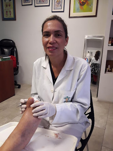 Podóloga Diana Flores Chérrez, La Casa del Diabético, Fisioterapeuta, Nutricionista, Pie Diabético, Especialista en manejo de heridas en DIABÉTICOS, Podología en Machala. - Machala