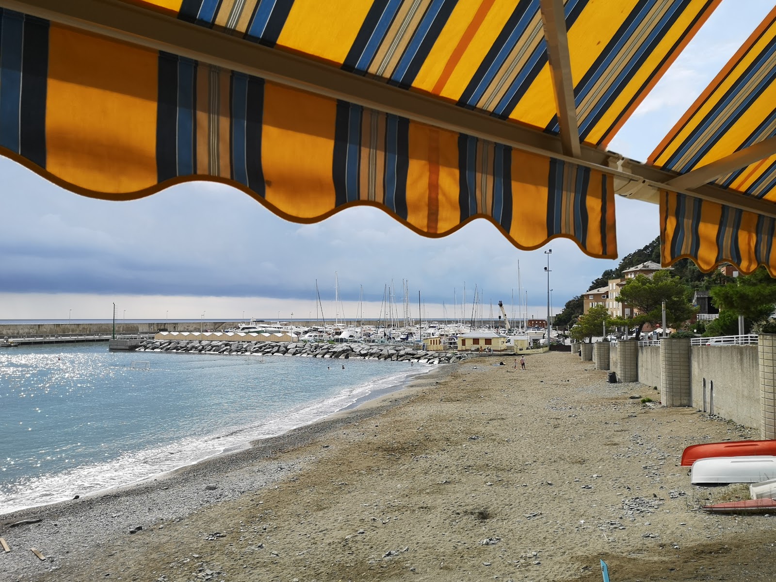 Arenzano beach II的照片 带有蓝色纯水表面