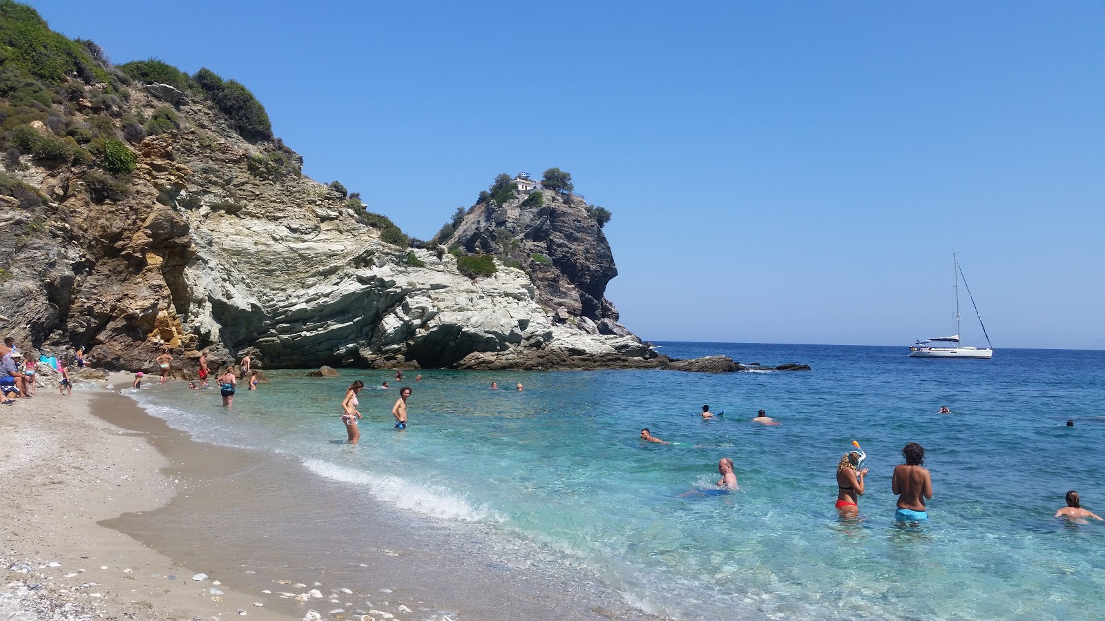 Agios Ioannis beach'in fotoğrafı küçük koy ile birlikte
