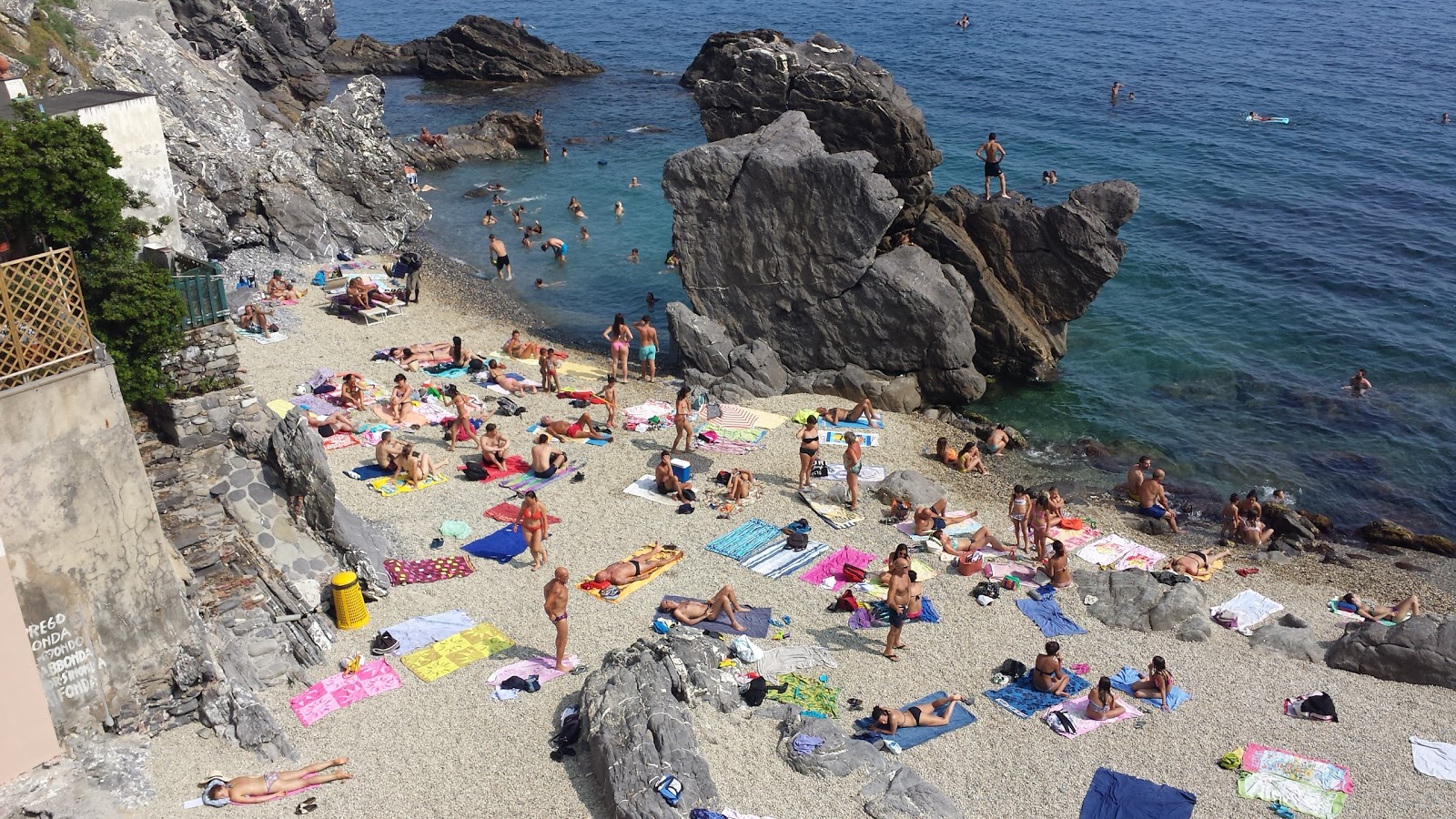 Foto di Spiaggia di Caprafico con una superficie del ciottolo fine grigio