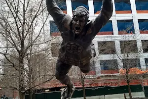 Bobby Orr Statue image