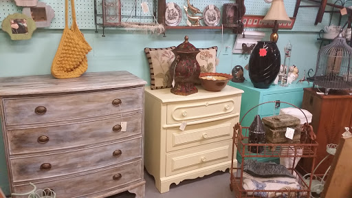 Consignment Shop «Trader Maes Decor & Artist Market», reviews and photos, 2001 Rock Springs Rd, Apopka, FL 32712, USA