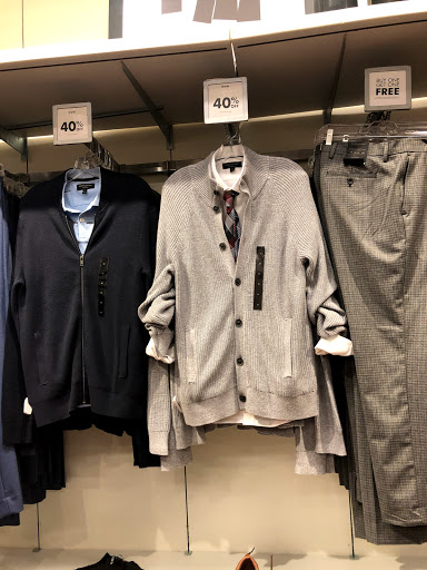 Clothing Store «Banana Republic Factory Store», reviews and photos, 407 N Alafaya Trail, Orlando, FL 32828, USA