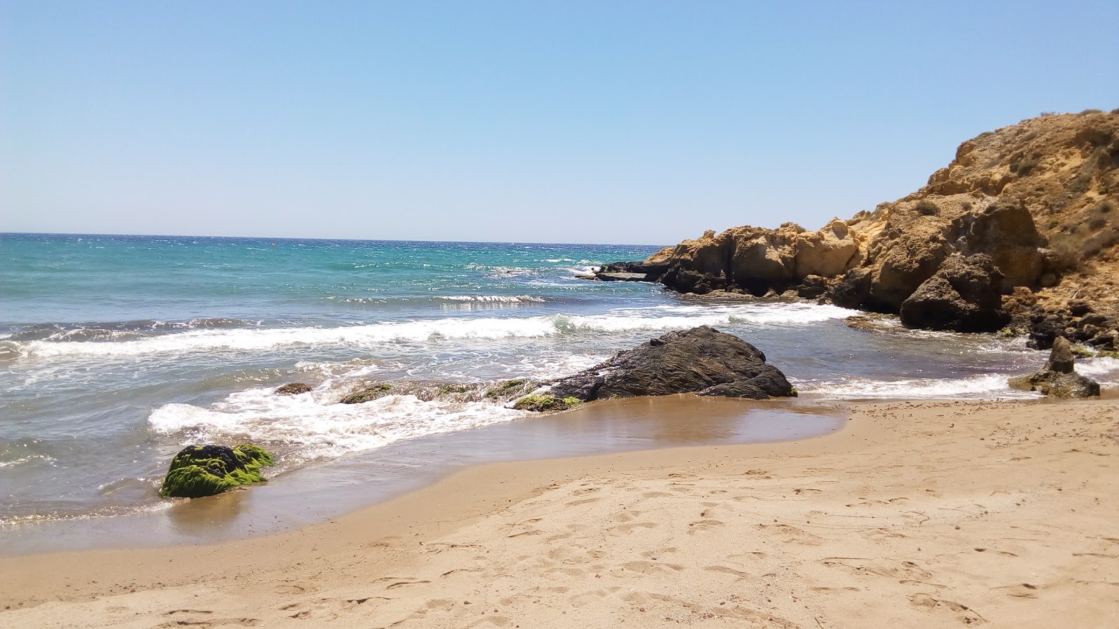 Foto av Playa de Las Minas med turkosa vatten yta