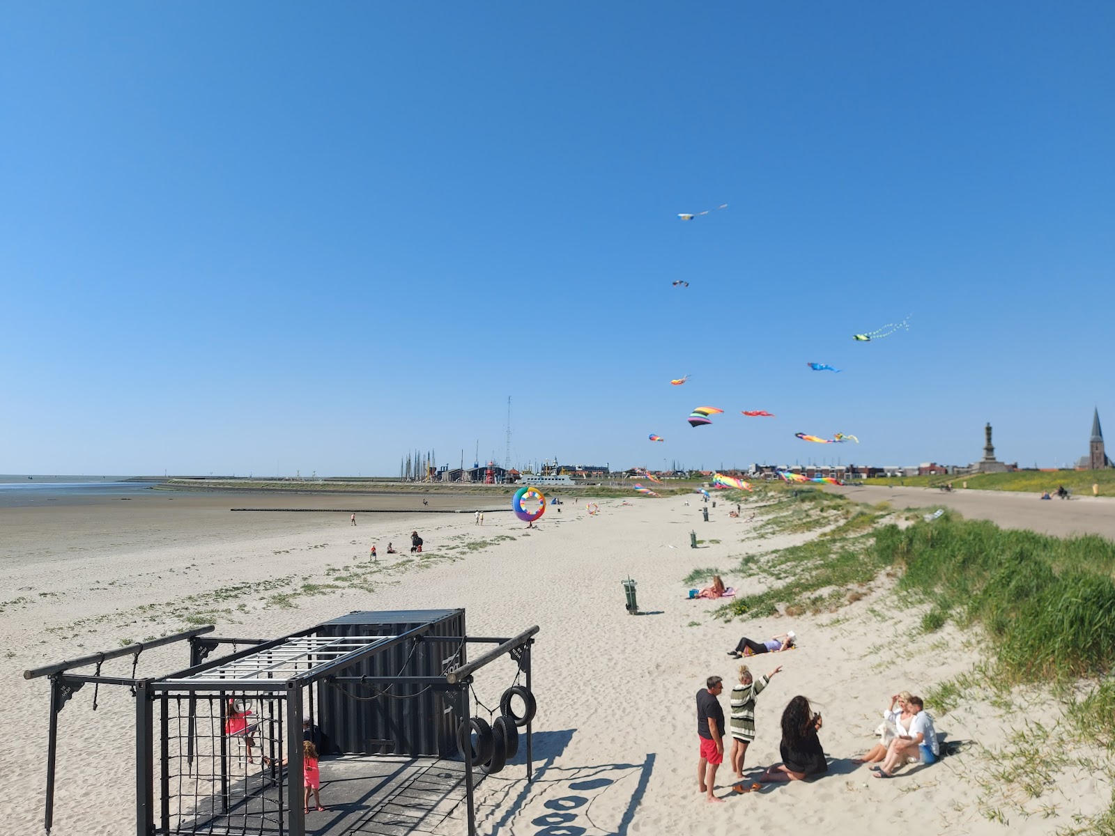 Photo of Harlingen Beach and the settlement