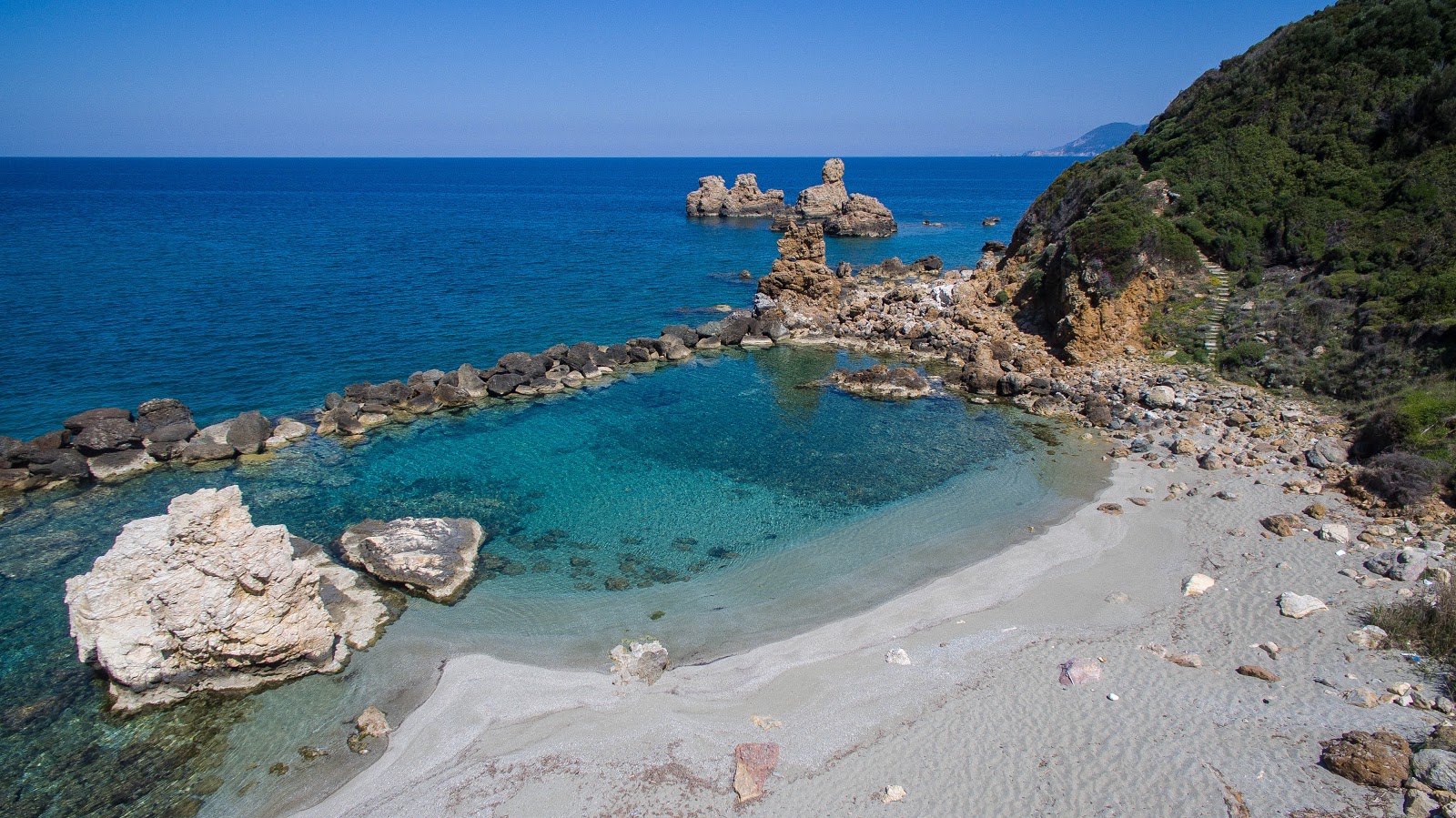 Foto av Mouritas beach med turkos rent vatten yta