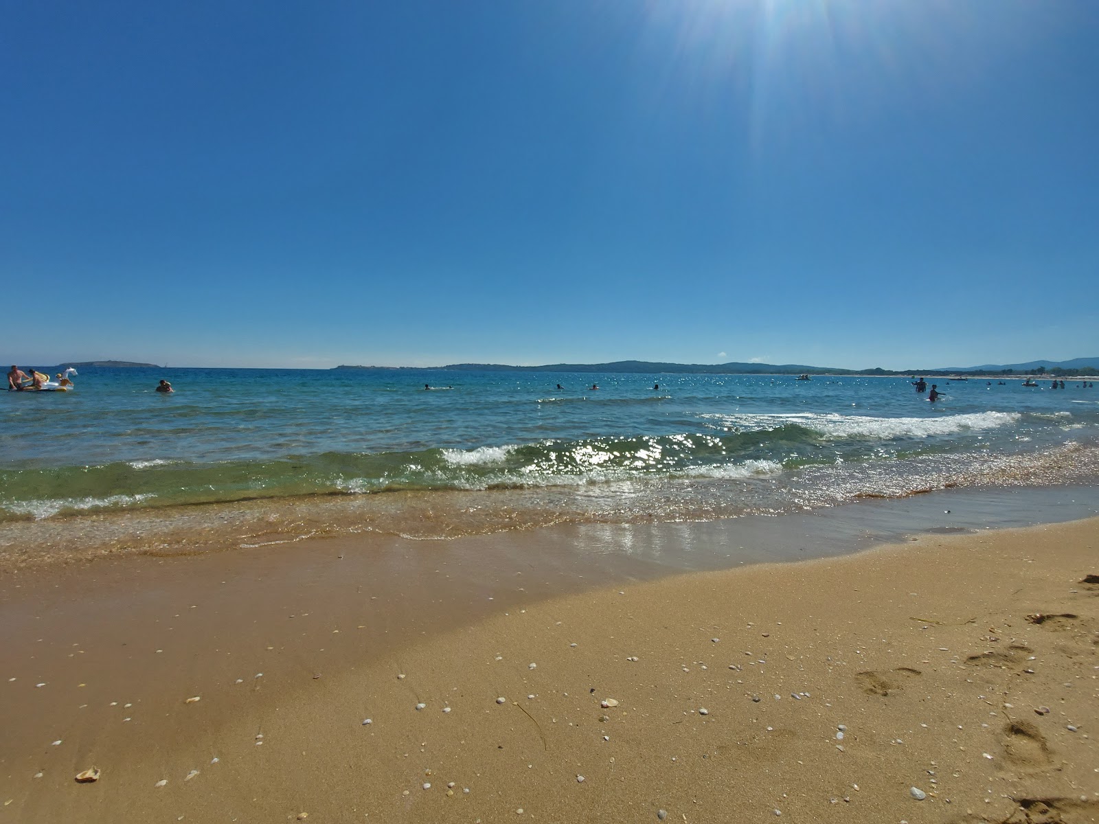 Zlatna ribka beach II'in fotoğrafı - rahatlamayı sevenler arasında popüler bir yer