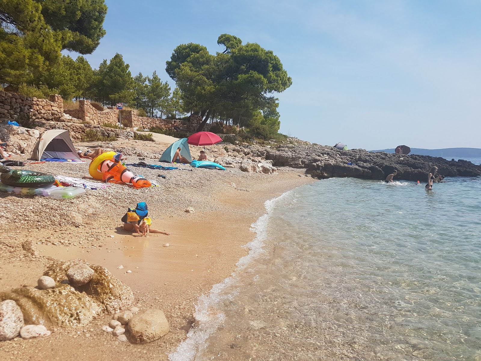 Foto de Feronija beach con micro cala