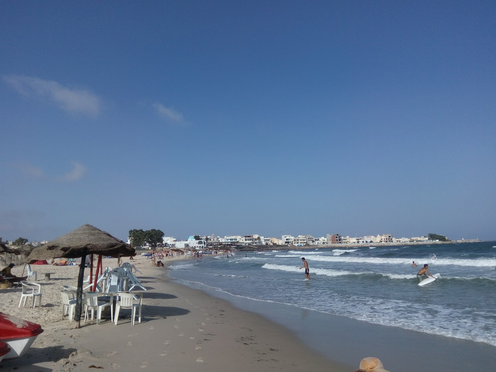 Φωτογραφία του Plage Beni khiar με μακρά ευθεία ακτή