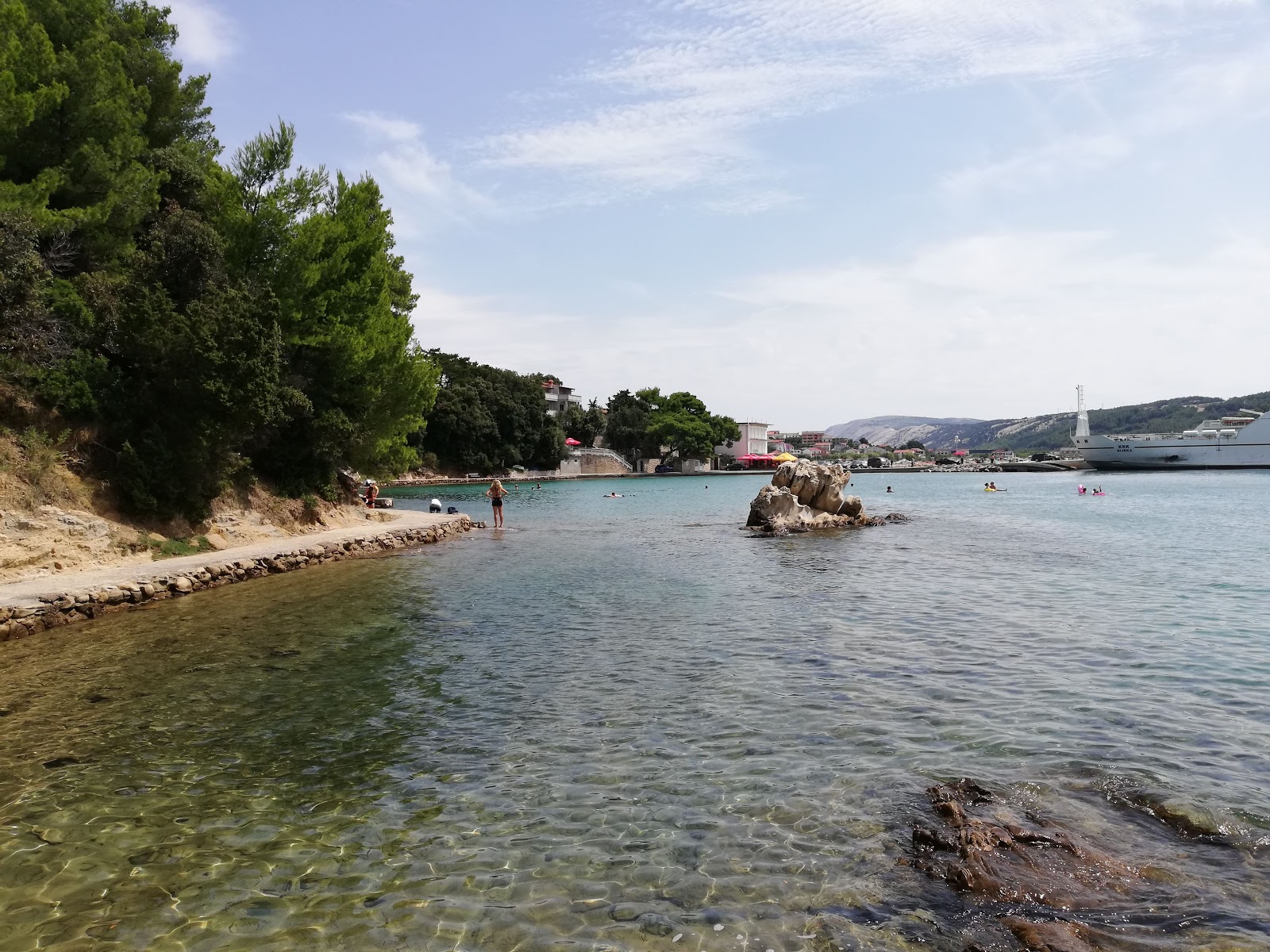 Foto di Lescur beach con una superficie del terreno roccioso