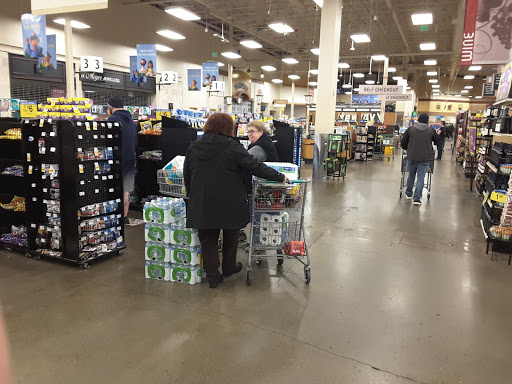 Shopping Mall «Gateway Shopping Center», reviews and photos, 9924 NE Halsey St, Portland, OR 97220, USA