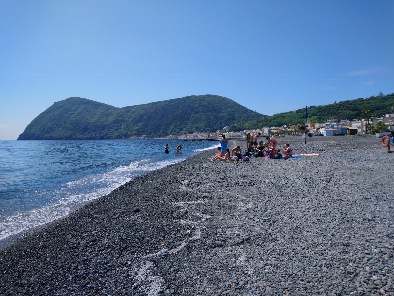 Photo de Coral Beach, Canneto protégé par des falaises